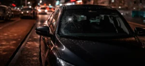 Para-brisa trincado em Sorocaba: exemplo de trinca e avaliação para reparo ou troca no Grupo Ava Sorocaba